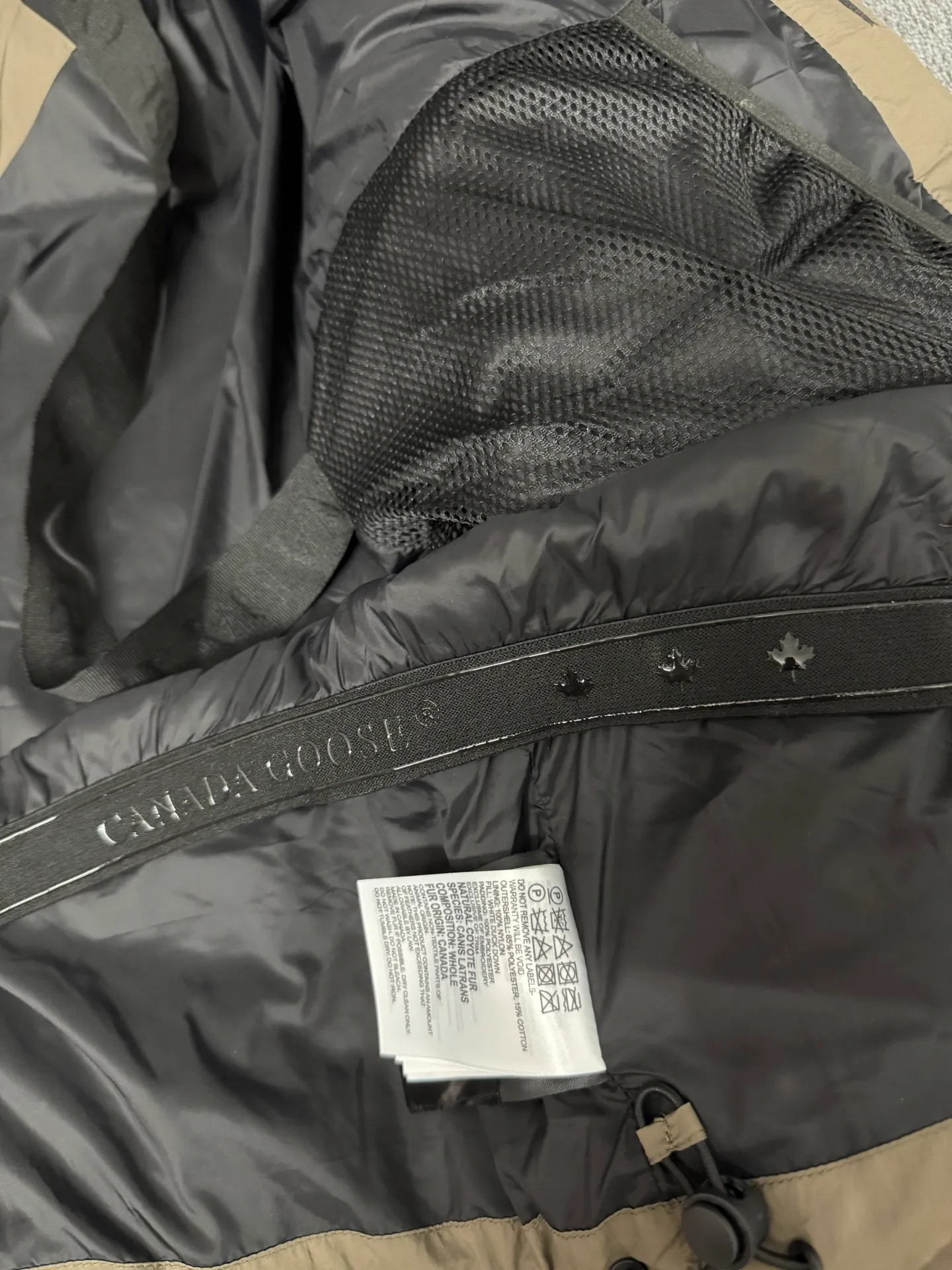 P860 Big Goose Ouyang Nana Second Generation (higher version) Canada goose Canada Goose Black Label Down Jacket A must-have in the outerwear world, the Big Goose Black Label down jacket! The latest designer styles! The goose down jacket has always been a popular element of fashion and is loved by experts from all walks of life! Fashionable hooded cut, high-end customer-supplied fine goose down, high resilience, smooth zipper, strong and firm. Pockets on both sides can store small items, free your hands, and you can go out without worries. It can also meet the need of putting your hands in your pockets👏👏Produced by Big Goose, it can be used as a group uniform by many celebrities. This down jacket uses a double-layer anti-down lining design, which has strong windproof performance and will be very warm in winter! Newly labeled white duck down filling, high fluffiness, windproof hooded design. When walking outdoors, pull the collar to the highest position, put your hands in the pockets and it will be very warm. It can be easily controlled by all body types! The interior is equipped with an elastic snow skirt design for better wrapping. The simple and neat style design highlights the masculine temperament. The impeccable style is classic and never goes out of style. It is warm and practical, and it is versatile! You can enter with your eyes closed!  Color: Black Khaki Size: XS-XXL